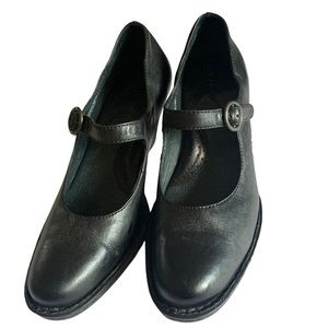 BORN Mary Janes black leather Womens Sz 7